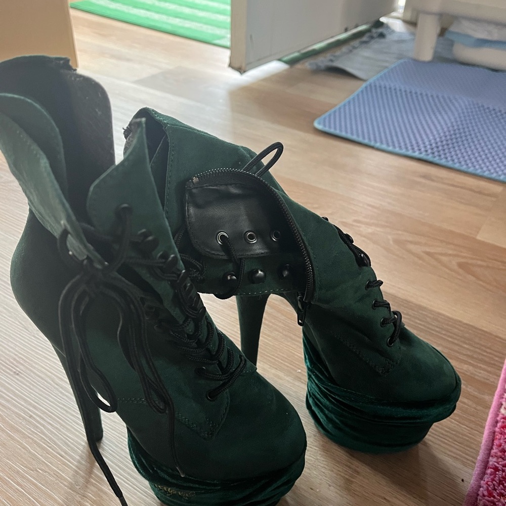 Women's Green Lace-Up Platform pleasers boots - Picture 3 of 4